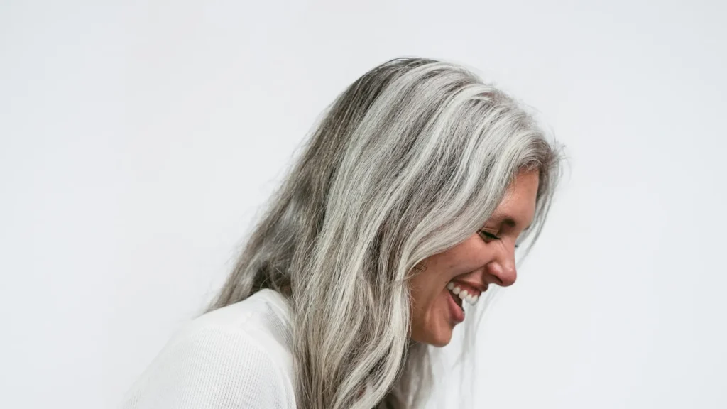 Γυναίκα με μακριά γκρίζα μαλλιά